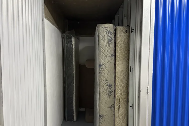 Baulera con colchones y muebles guardados