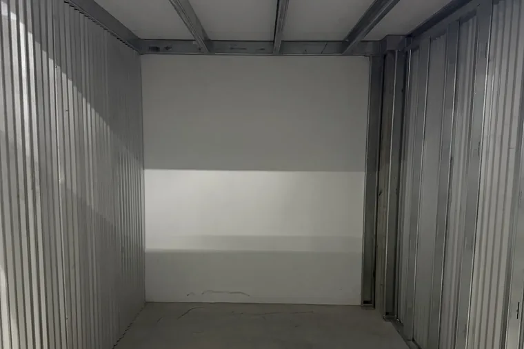 Interior de una baulera vacía