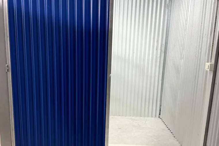 Baulera con la puerta abierta